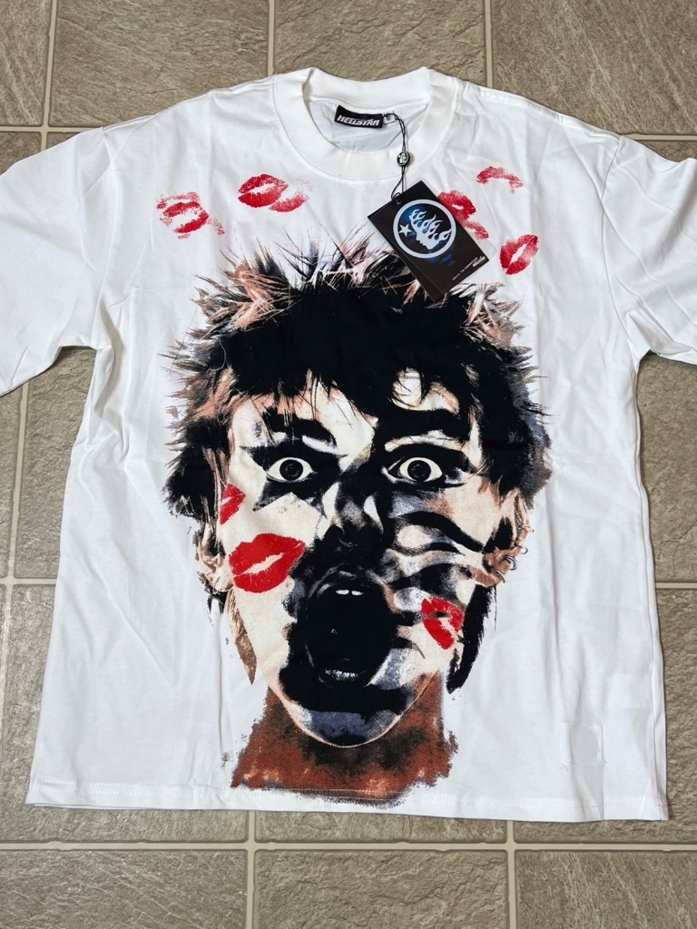 White Graphic Kiss-Print Short Sleeve Tee by Hellz